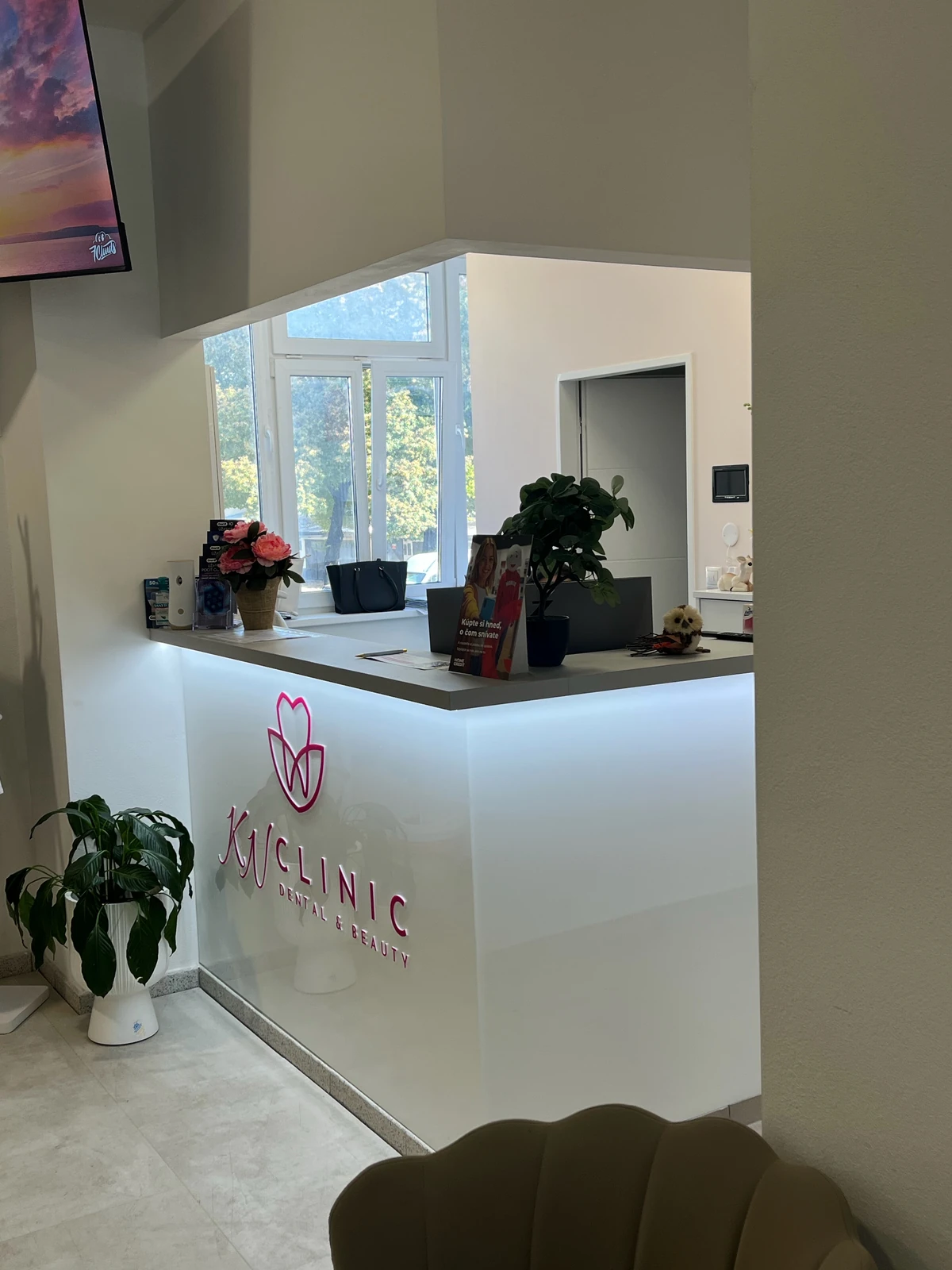 A KN Clinic recepciója személy nélkül